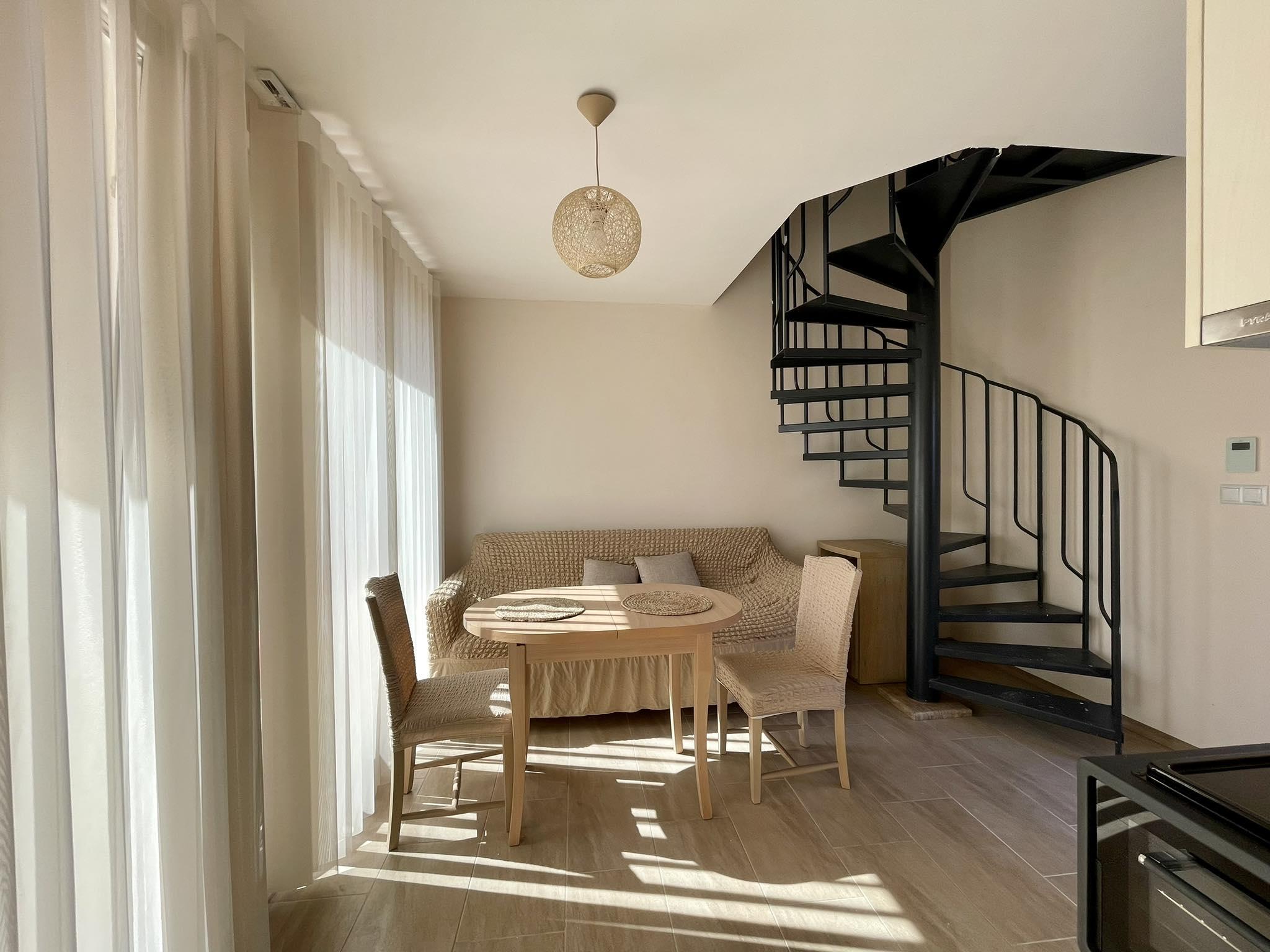 Двуетажна къща, под наем, м-т Ален мак