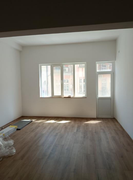 Четиристаен апартамент под наем в Център