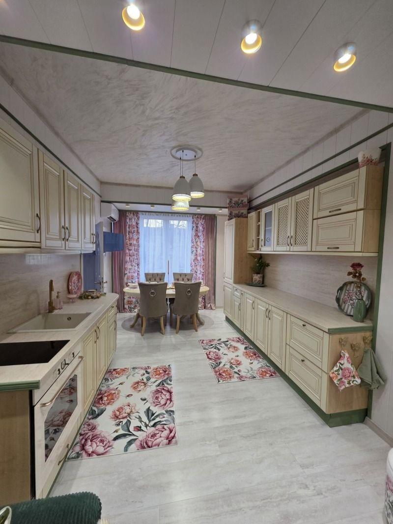 Тристаен, под наем, Център