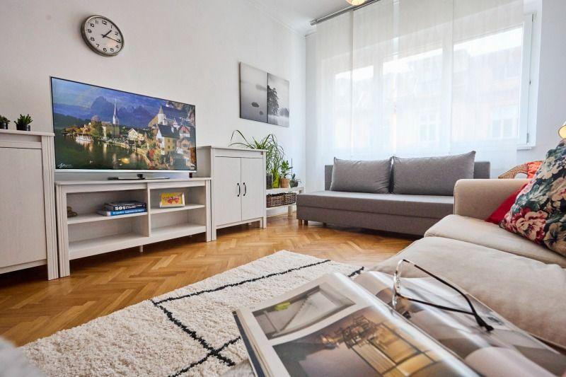 Тристаен, под наем, Център