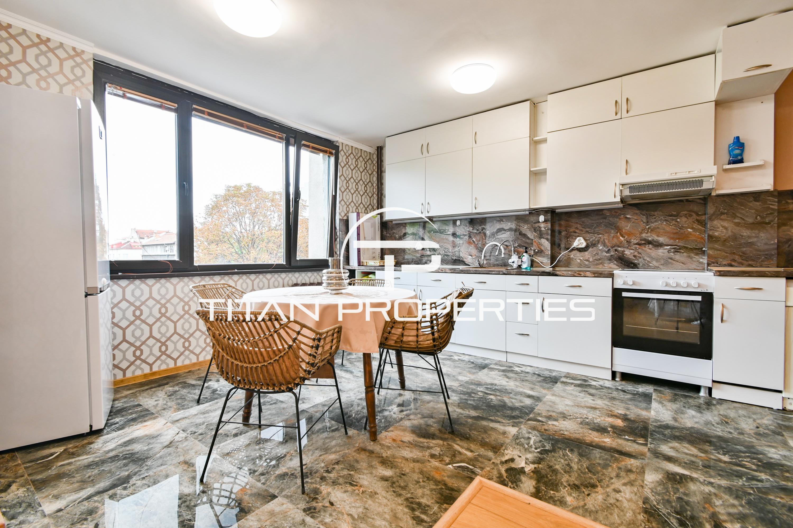 Тристаен, под наем, Център