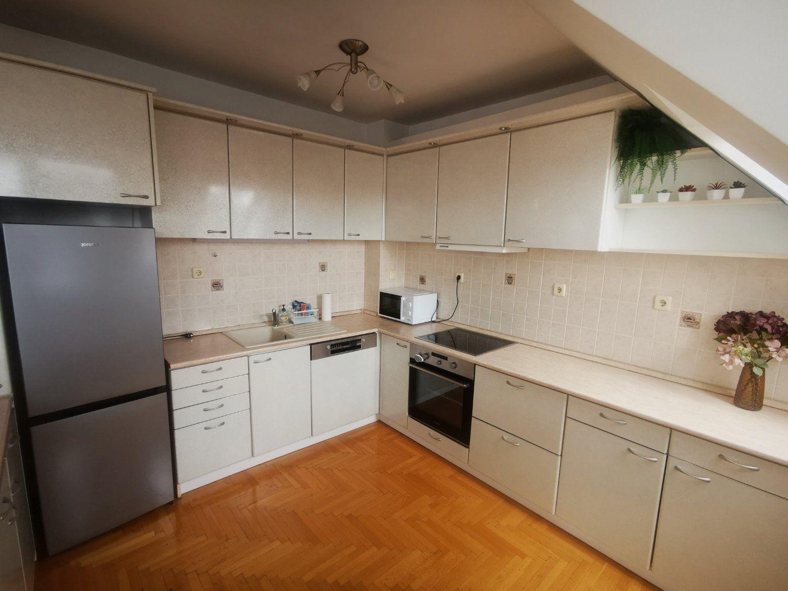 Тристаен, под наем, жк. Хладилника