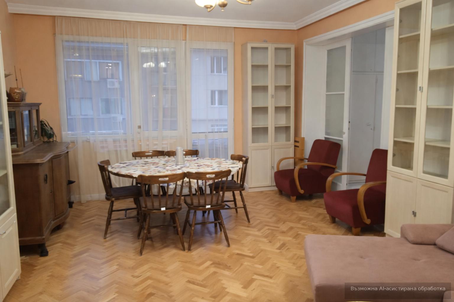Тристаен, под наем, Център